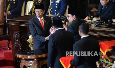  Presiden Joko Widodo menyerahkan RUU APBN 2018 kepada Wakil Ketua DPR Fadli Zon, dan Ketua DPD Oesman Sapta Odang dalam Sidang Paripurna DPR Tahun 2017 di Kompleks Parlemen, Senayan, Jakarta, Rabu (16/8). 