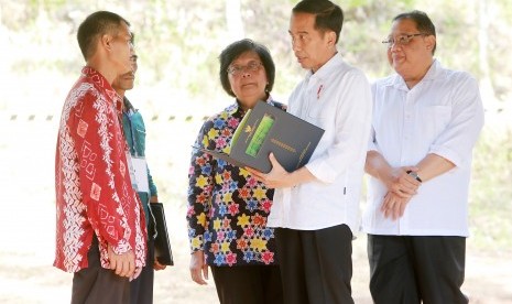 Presiden Joko Widodo menyerahkan SK Hak Pengelolaan Hutan Desa (HPHD) saat kunjungan kerja Lintas Nusantara di Desa Tebing Siring Kabupaten Tanah Laut Kalimantan Selatan, Minggu (7/5). 