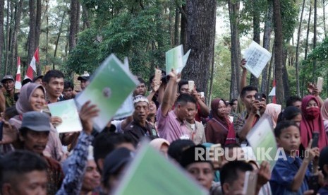 Presiden Joko Widodo menyerahkan Surat Keputusan (SK) Perhutanan Sosial di Taman Wisata Alam (TWA) Punti Kayu, Kota Palembang, Provinsi Sumatera Selatan, Ahad (25/11).