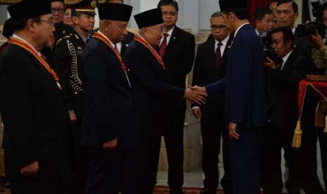 Presiden Joko Widodo menyerahkan Tanda Kehormatan Republik Indonesia di Istana Negara, Jakarta, Kamis (15/8). Pemerintah memberikan tanda kehormatan yakni Bintang Mahaputera Utama, Bintang Mahaputera Naraya, Bintang Jasa Utama, Bintang Jasa Pratama, Bintang Jasa Naraya dan Bintang Budaya Parama Dharma kepada 28 orang tokoh,pengusaha,akademisi,pejabat dan mantan pejabat negara. 