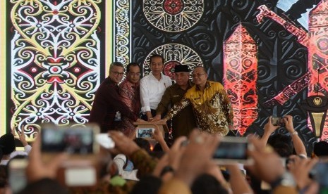 Presiden Joko Widodo meresmikan bandara Aji Pangeran Tumenggung (APT) Pranoto Samarinda dan bandara Maratua Berau hari ini, Kamis (25/10).