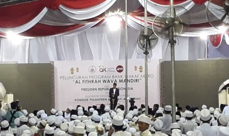 Presiden Joko Widodo meresmikan Bank Wakaf Mikro Al-Fithrah Wava Mandiri milik Pesantren As-Salafi Al-Fithrah di Surabaya pada Jumat (9/3).