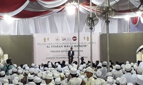 Presiden Joko Widodo meresmikan Bank Wakaf Mikro Al-Fithrah Wava Mandiri milik Pesantren As-Salafi Al-Fithrah di Surabaya pada Jumat (9/3).