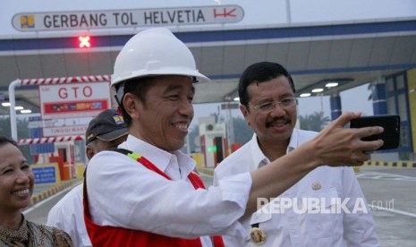 Presiden Joko Widodo meresmikan dua ruas jalan tol di Kualanamu, Deli Serdang, Sumut, Jumat (13/10) sore.