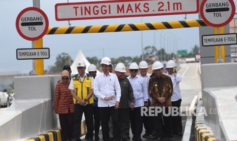 Presiden Joko Widodo meresmikan Jalan Tol Balikpapan-Samarinda seksi 2,3 dan 4 di Samboja, Kutai Kartanegara, Kalimantan Timur, Selasa (17/12/2019).