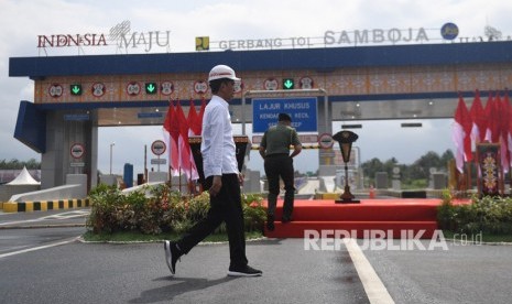 Presiden Joko Widodo meresmikan Jalan Tol Balikpapan-Samarinda seksi 2,3 dan 4 di Samboja, Kutai Kartanegara, Kalimantan Timur, Selasa (17/12/2019).