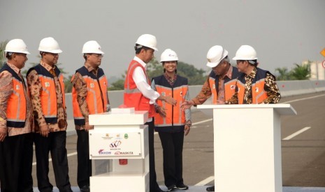 Presiden Joko Widodo meresmikan jalan tol Bekasi Cawang Kampung Melayu (Becakayu) secara simbolis dengan menekan sirine tanda tol siap dioperasikan, Jumat (3/11)