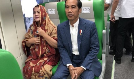 President Joko Widodo and First Lady Iriana try Minangkabau Express at Minangkabau Airport, West Sumatra, on Monday (May 21). 