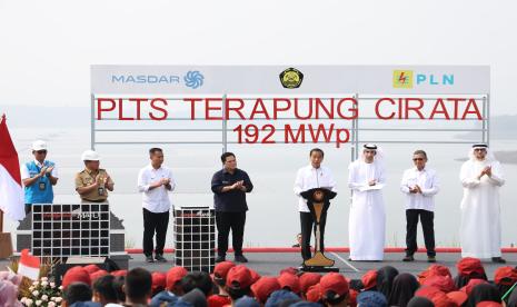 Presiden Joko Widodo meresmikan operasi Pembangkit Listrik Tenaga Surya (PLTS) Terapung Cirata berkapasitas 192 megawatt peak (MWp) yang berlokasi di Purwakarta, Jawa Barat pada Kamis (9/11). 