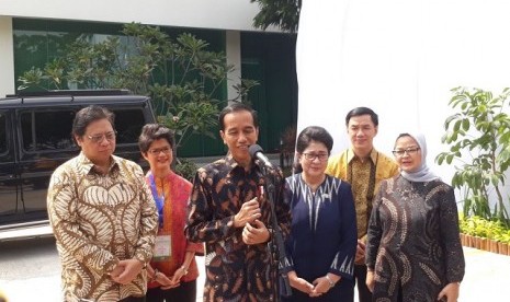 Presiden Joko Widodo meresmikan pabrik bahan baku obat dan produk biologi yang berIokasi di Cikarang milik PT Kalbio Global Medika (KGM), anak perusahaan PT Kalbe Farma, Selasa (27/2). 