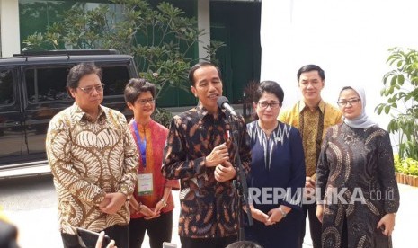 Presiden Joko Widodo meresmikan pabrik bahan baku obat dan produk biologi yang berIokasi di Cikarang milik PT Kalbio Global Medika (KGM), anak perusahaan PT Kalbe Farma, Selasa (27/2). 