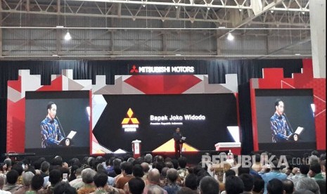 Presiden Joko Widodo meresmikan pabrik manufaktur baru Mitsubishi, Mitsubishi Motor Krama Yudha Indonesia (MMKI) di Cikarang, Bekasi, Selasa (25/4). 