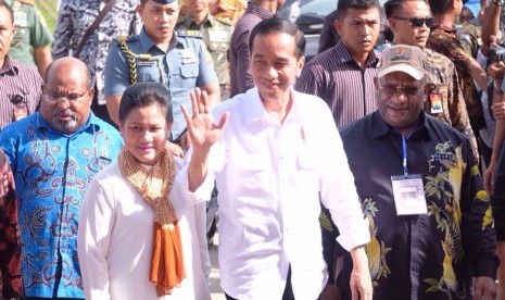 Presiden Joko Widodo meresmikan pos lintas batas di Jayapura.