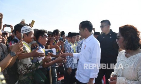 Presiden Joko Widodo didampingi Menteri KKP Susi Pudjiastuti saat meresmikan proyek keramba jaring apung (KJA) lepas pantai dalam kunjungan kerjanya ke Kabupaten Pangandaran, Jawa Barat.