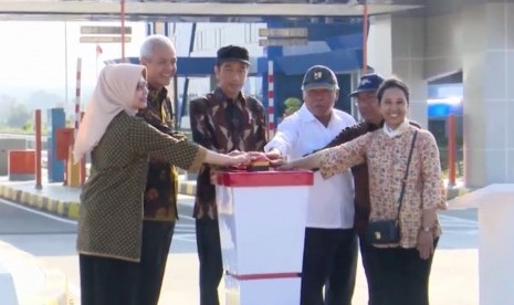 Presiden Joko Widodo meresmikan Tol Solo-Ngawi ruas Kartasura-Sragen di Gerbang Tol (GT) Ngemplak, Kabupaten Boyolali pada Ahad (15/7).