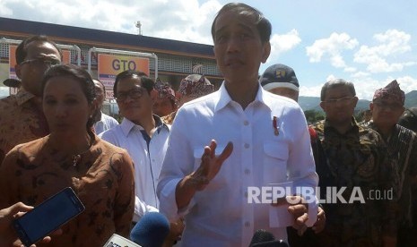 Presiden Joko Widodo meresmikan Tol Soreang-Pasirkoja (Soroja) sepanjang 10 km lebih di Soreang, Kabupaten Bandung, Senin (4/12).