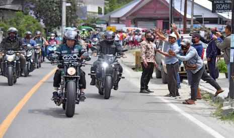 Presiden Joko Widodo naik motor custom miliknya dari Sibisa di Kabupaten Toba menuju Parapat di Kabupaten Simalungun, Sumatera Utara, Rabu (2/2/2022). Salah satu agenda Presiden Joko Widodo hari ini di Sumatera Utara adalah meresmikan Jalan bypass (lingkar luar) Balige, Kabupaten Toba. 