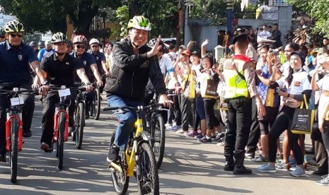 Presiden Joko Widodo pagi ini bersepeda santai dari Istana Bogor, Jawa Barat menuju Kecamatan Bantarjati, Kota Bogor, Ahad (2/12). 