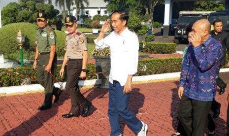 Presiden Joko Widodo pakai sepatu kets saat blusukan di Tasikmalaya, Jawa Barat, Jumat (9/6).