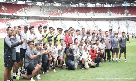 Presiden Joko Widodo Presiden Joko Widodo mengunjungi Pemain Timnas Indonesia U20 di lapangan Stadion Utama Gelora Bung Karno (SUGBK) Jakarta, Sabtu (1/4/2023).