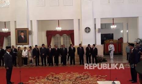 President Joko Widodo inaugurates Agus Gumiwang Kartasasmita as Social Affairs Minister at State Palace, Jakarta, Friday (August 24). 