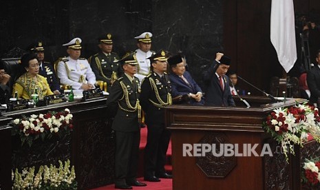 Presiden Joko Widodo saat berpidato dalam Sidang Tahunan DPR, DPD di Kompleks Parlemen, Senayan, Jakarta, Selasa (16/8).  (Republika/Tahta Aidilla)