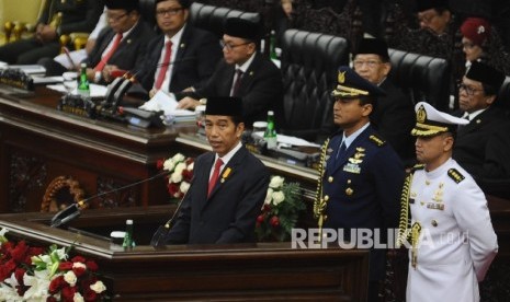 Presiden Joko Widodo saat berpidato dalam Sidang Tahunan MPR di Kompleks Parlemen, Senayan, Jakarta, Selasa (16/8).  (Republika/Tahta Aidilla)