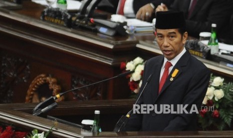 Presiden Joko Widodo saat berpidato dalam Sidang Tahunan MPR di Kompleks Parlemen, Senayan, Jakarta, Selasa (16/8). (Republika/Tahta Aidilla)