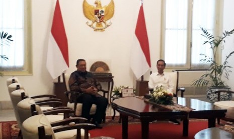 Presiden Joko Widodo saat bertemu dengan Ketua Umum Partai Demokrat Susilo Bambang Yudhoyono (SBY) di Istana Merdeka, Jakarta, Kamis (10/10) siang ini. 