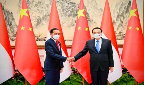 Presiden Joko Widodo saat bertemu Perdana Menteri Republik Rakyat China Li Keqiang di Villa 5, Diaoyutai State Guesthouse, Beijing, Selasa (26/7). Dalam pertemuan itu, Jokowi dan Li Keqiang membahas terkait kerja sama ekonomi.