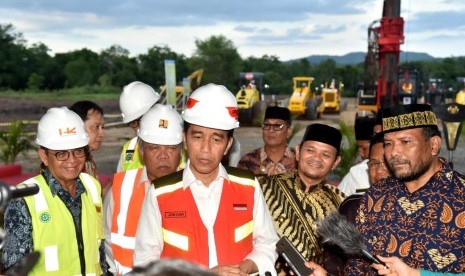 Presiden Joko Widodo saat melakukan penekanan sirene dan penandatanganan prasasti pembangunan jalan tol trans Sumatera ruas Banda Aceh-Sigli, Jumat (14/12)