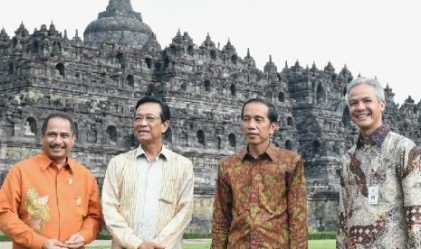 Presiden Joko Widodo saat melakukan Rapat Terbatas di area Candi Borobudur ditemani Menteri Pariwisata Arief Yahya, Gubernur Daerah Istimewa Yogyakarta Sri Sultan Hamengkubuwono X, dan Gubernur Jawa Tengah Ganjar Pranowo