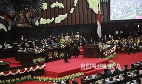 Presiden Joko Widodo saat memberi hormat usai berpidato dalam Sidang Tahunan DPR, DPD di Kompleks Parlemen, Senayan, Jakarta, Selasa (16/8). (Republika/Tahta Aidilla)