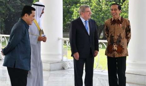 Presiden Joko Widodo saat menerima kunjungan Presiden Komite Olimpiade Internasional (IOC) Thomas Bach dan Presiden Komite Olimpiade Asia (OCA) Syeikh Ahmad Al-Fahad Al-Sabah di Istana Kepresidenan Bogor, Jawa Barat, Sabtu, (1/9).