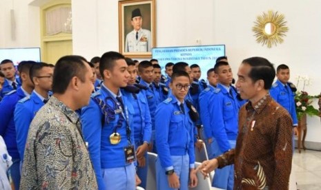 Presiden Joko Widodo saat menerima perwakilan taruna dari SMA Taruna Nusantara, Selasa (5/3).