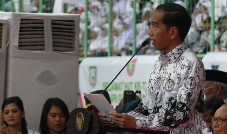 Presiden Joko Widodo saat menghadiri peringatan Hari Guru Nasional di Bekasi, Sabtu (2/12) 