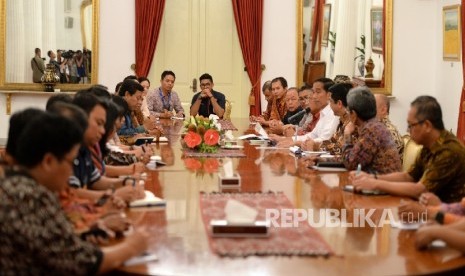 Presiden Joko Widodo saat mengumumkan Paket Kebijakan Ekonomi ke-12 di depan petinggi media di Istana Negara, Jakarta, Kamis (28/4).Republika/Wihdan Hidayat