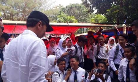 Presiden Joko Widodo saat meninjau kerusakan di sekolah SMP 6 Mataram, Senin (3/9)