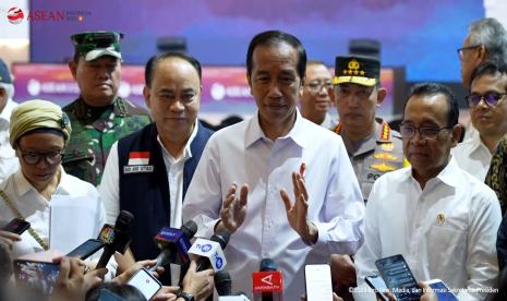 Presiden Joko Widodo saat meninjau kesiapan venue KTT ASEAN ke-43 di Jakarta Convention Center.