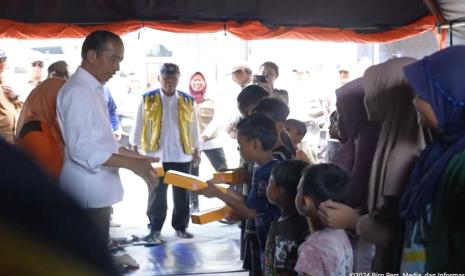 Presiden Joko Widodo saat meninjau korban banjir di Wisma Halim, Demak, Jumat (22/3/2024).