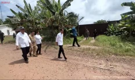 Presiden Joko Widodo saat meninjau ruas jalan Kota Jambi menuju Sungai Gelam, Selasa (16/5/2023).