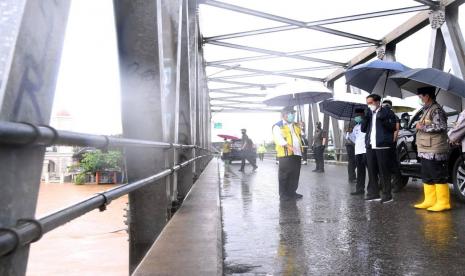 Presiden Joko Widodo saat meninjau sungai Martapura dari jembatan Pakauman di Kecamatan Martapura Timur, Kabupaten Banjar, Provinsi Kalimantan Selatan, Senin (18/1).