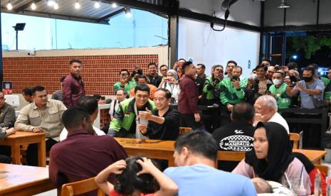 Presiden Joko Widodo saat menyempatkan diri santap malam di Warung Mie Gacoan di sela kunjungan kerja di Kota Mataram, NTB, Selasa (30/4/2024) malam WIB. 