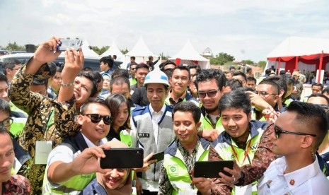 [ilustrasi] Presiden Joko Widodo saat meresmikan jalan tol Pejagan-Pemalang dan Pemalang-Batang, Jumat (9/11).