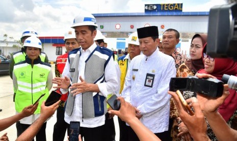 President Joko Widodo (center)