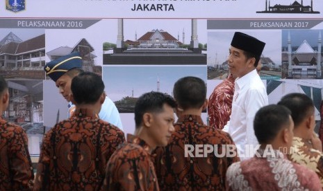 Presiden Joko Widodo saat meresmikan Masjid Raya KH Hasyim Asy'ari, Jakarta, Sabtu (15/4).