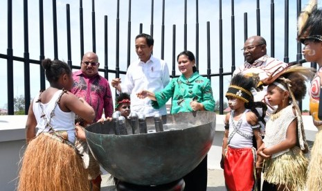  Presiden Joko Widodo saat meresmikan Monumen Kapsul Waktu di Merauke, Provinsi Papua, Jumat (16/11). Foto: Laily Rachev - Biro Pers Setpres