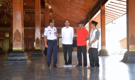 Presiden Joko Widodo saat pulang ke Solo melakukan silaturahmi ke masyarakat sekitar dam meninjau kantor Walikota Surakarta, Ahad (17/8).