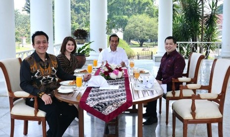 President Joko Widodo had a lunch with Perindo Party chairman Hary Tanoesoedibjo, PSI General Chairperson Grace Natalie and PKPI Chairman Diaz Hendropriyono, at Bogor State Palace, West Java, on Saturday (July 28). 