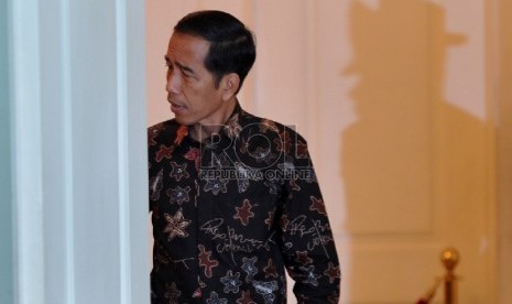 Presiden Joko Widodo sebelum memimpin rapat dengan Dirjen Penyelenggara Haji dan Umrah Kementerian Agama di Istana Bogor, Jawa Barat, Senin (16/2).